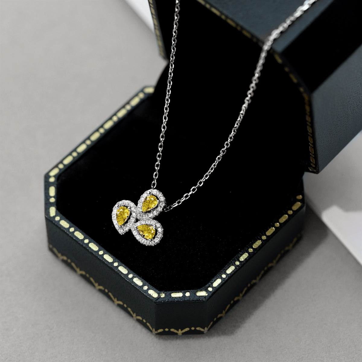 [Noble Jewelry]Elegant Flower Shape Pear Cut Necklace