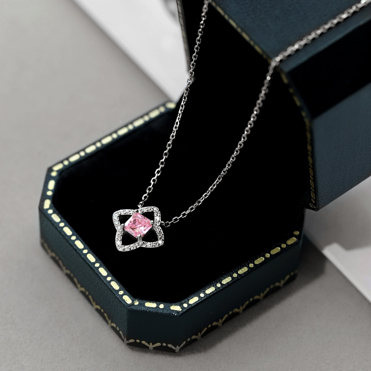 [Noble Jewelry]Exquisite Flower Shape Princess Cut Necklace