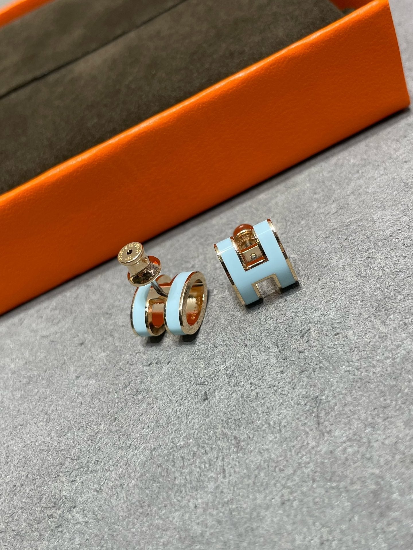 [Noble Jewelry]POP H SKY BLUE STUD EARRINGS